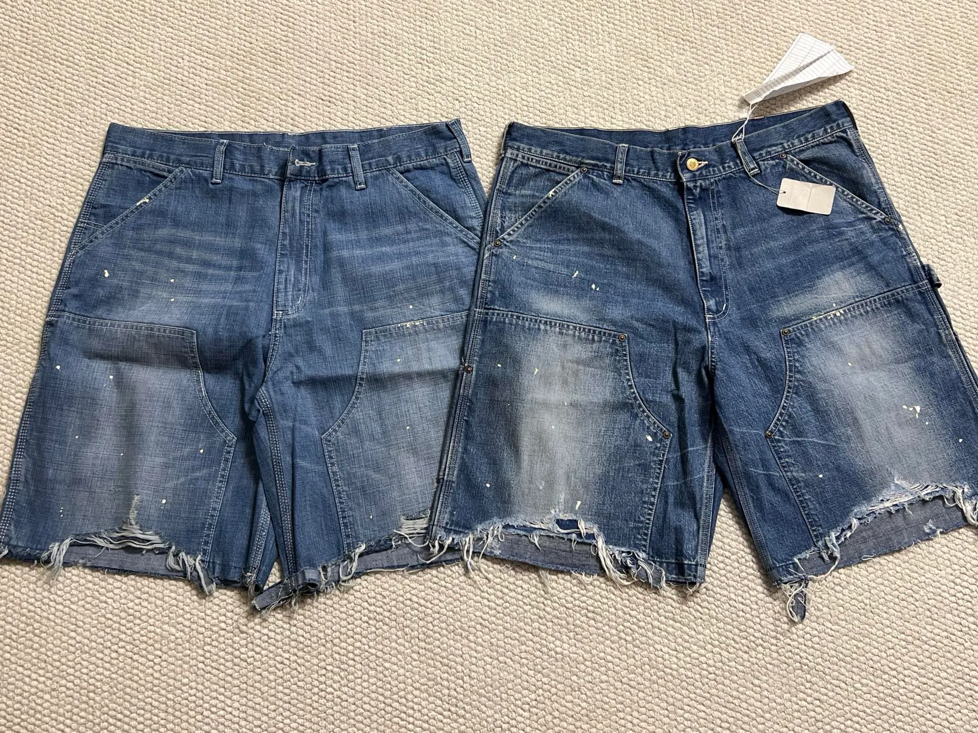 SAINT Mxxxxxx DOUBLE KNEE SHORTS/BLU Knee patches splashed with ink and water-splashed denim shorts. Denim blue S-XL. Custom-woven and dyed denim fabric with clear texture. Heavy-wash water-fading treatment to create local mottled fading/hole effects. Artificial distressing to simulate natural wearing marks. VINTAGE sense. Original consistent damage treatment. Hand-splashed ink and paint. Original consistent wash mark/pocket mark. Double knee patch. Rivet reinforcement. Improve functionality while enhancing design